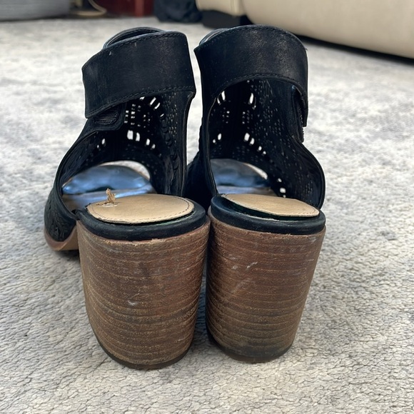 Vince Camuto Keannie Sandals Laser Cut Open Toe Stacked Heel Black Sz 8.5 - Picture 6 of 13